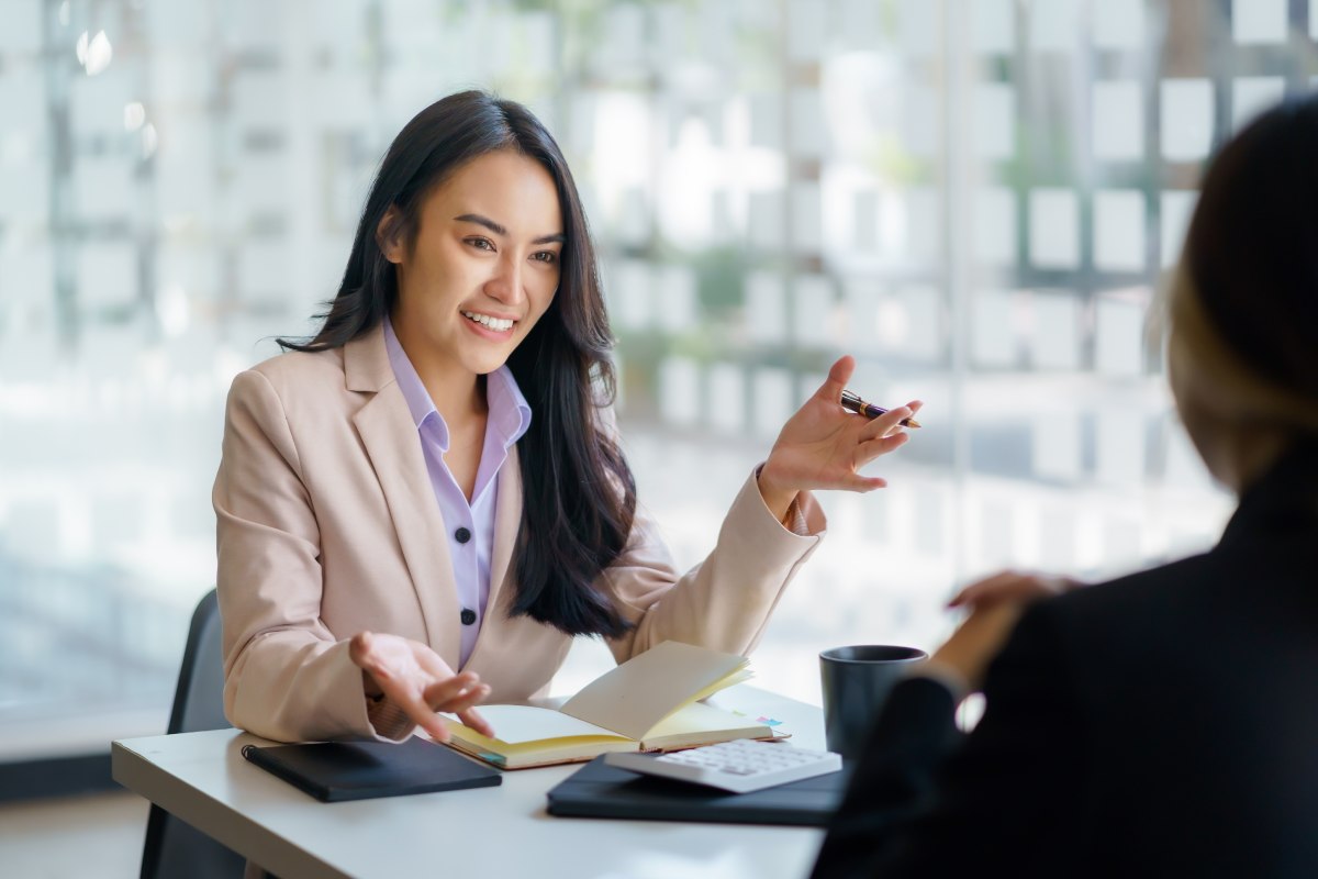 Đầu tư vào con người và kiến thức: